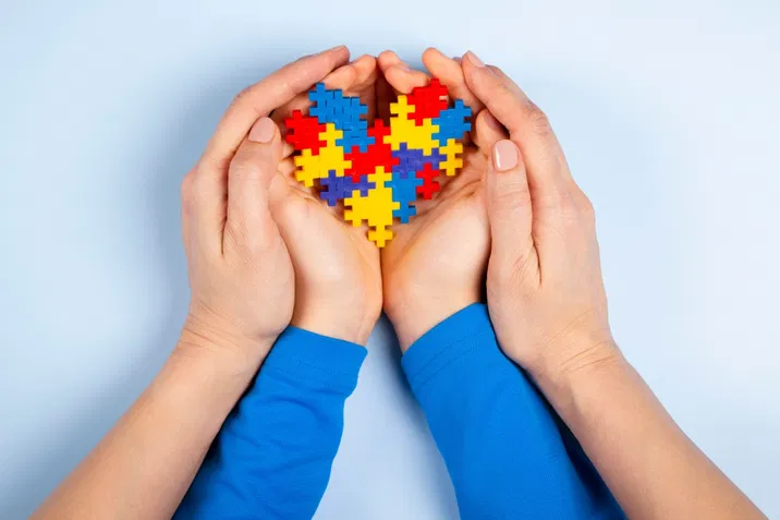 Famílias atípicas: Instituto Revoar lança grupo gratuito de apoio a famílias de pessoas autistas