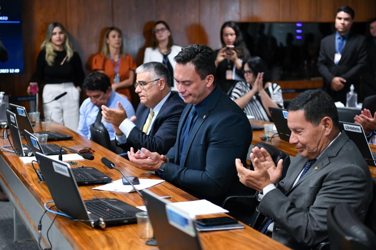 Senadores Hamilton Mourão e Styvenson Valentim marcam presença no lançamento da pré-candidatura de Eduardo Girão ao Governo do CE no Sertão Central