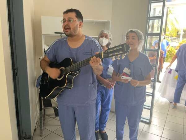 CCC promove projeto temático de Páscoa com sobremesa de chocolate e apresentações musicais para pacientes internados