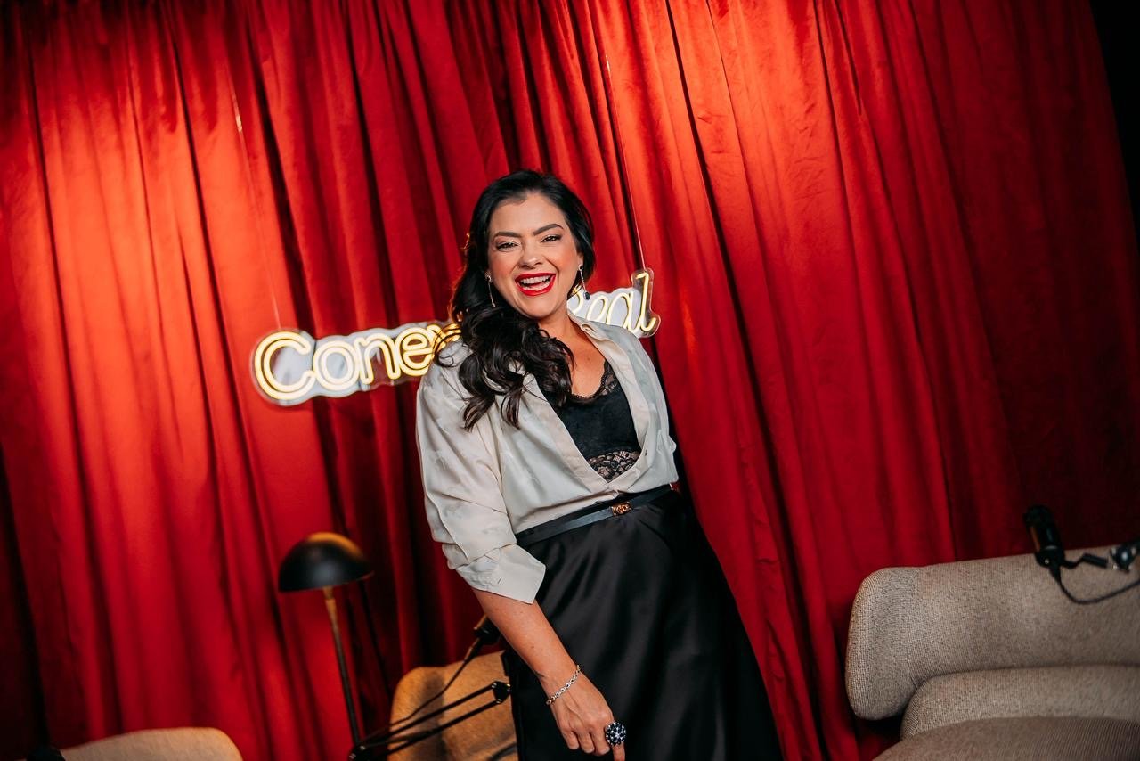 Vivi Almada lança podcast Conexão Real e amplia atuação no digital com foco em histórias femininas e conexões autênticas