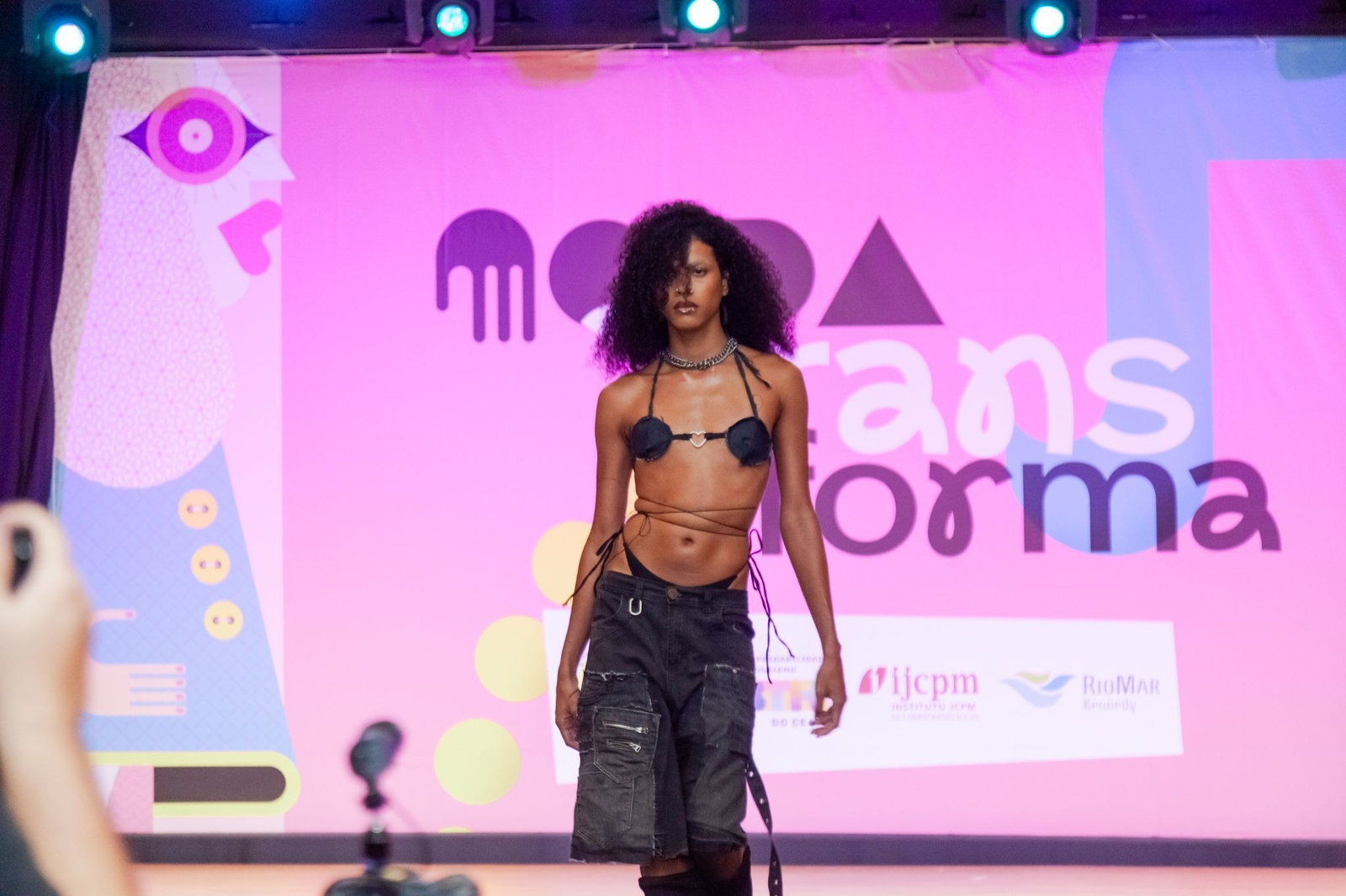 Moda TransForma une desfile, serviço e inclusão de pessoas trans na 2ª edição do evento no RioMar Kennedy