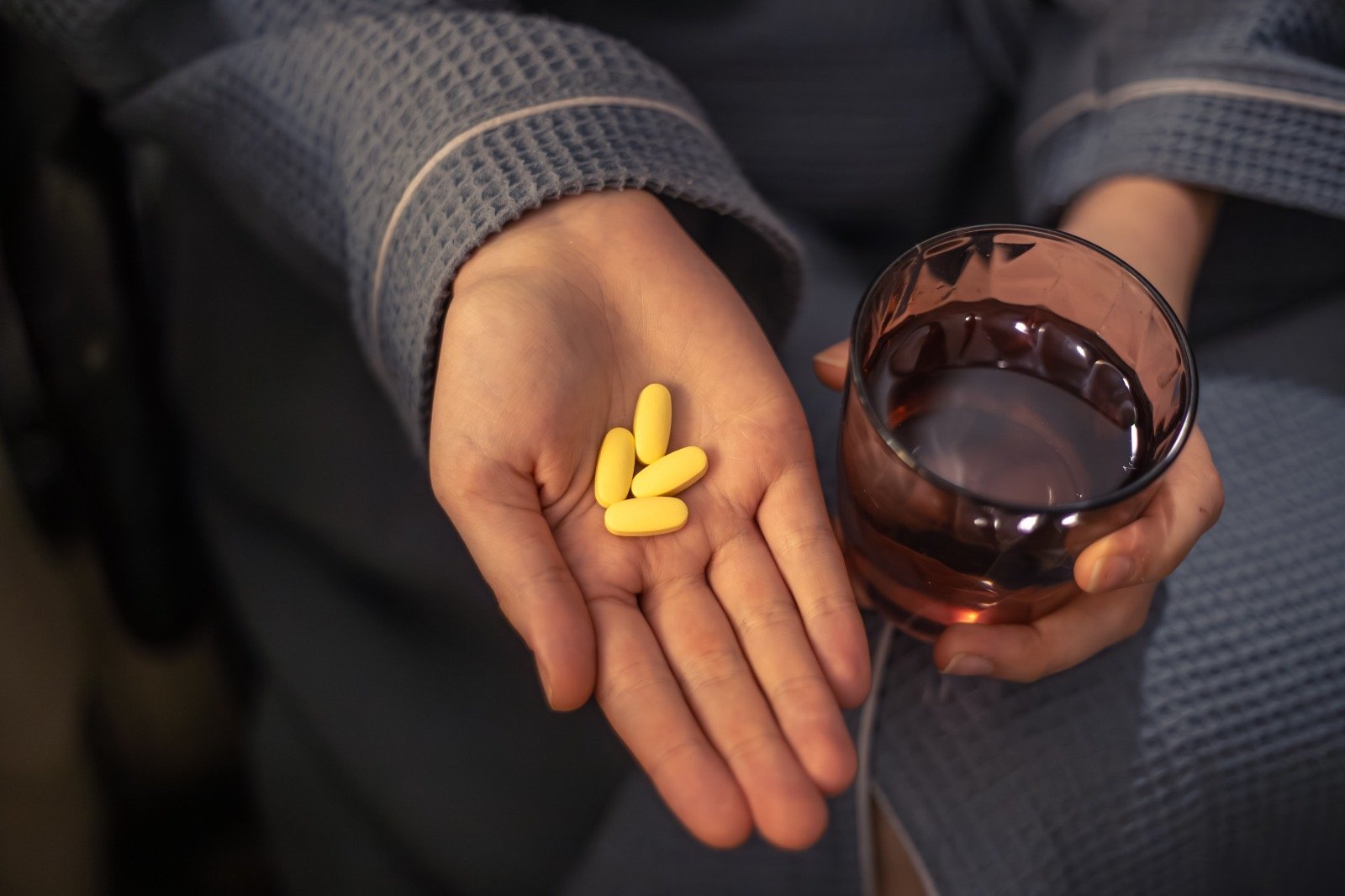 Mistura de medicamentos com bebida alcoólica pode causar reações graves e até risco de morte