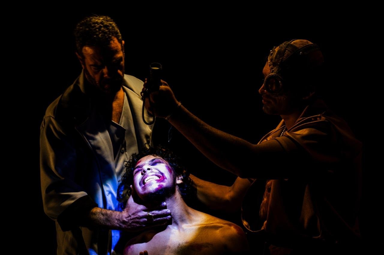 Espetáculo “Sucursal do Inferno” aborda sobre o golpe de 1964 e entra em cartaz no dias 21, 22 e 23 de maio no Teatro Morro do Ouro – Anexo Theatro José de Alencar