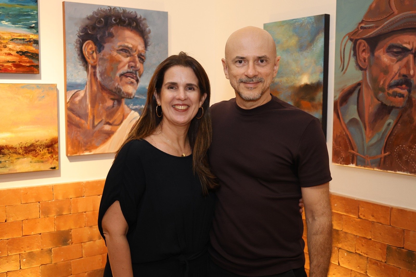 Artista visual Tito Flávio realiza visita mediada na exposição ‘Topografias da Memória’ no Ônix Experience