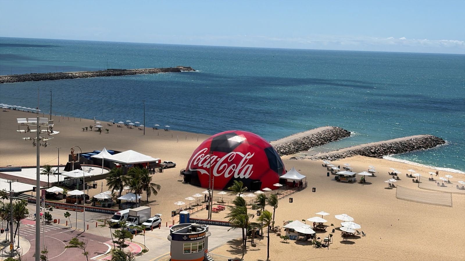 Cola-Cola Fanzone: Em clima de futebol, Coca-Cola traz espaço imersivo gratuito para a Praia de Iracema
