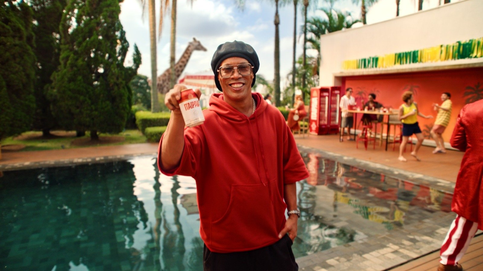 Ronaldinho Gaúcho e MC Livinho entram em campo com Itaipava em campanha que une futebol, música e cultura digital