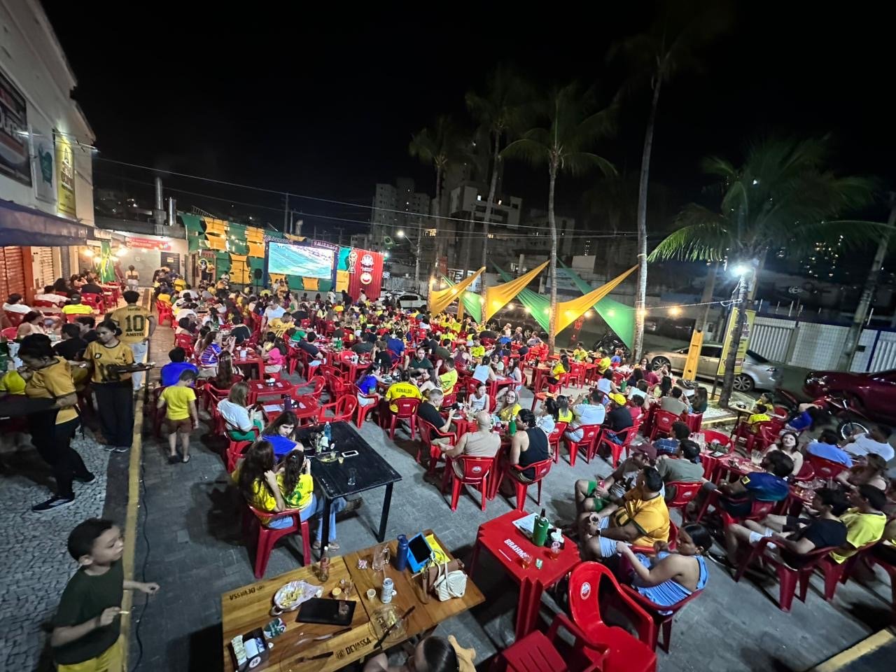 Rodada de cachaça a cada gol e campeonato de embaixadinhas fazem parte da programação de bares e restaurantes durante jogos do Brasil