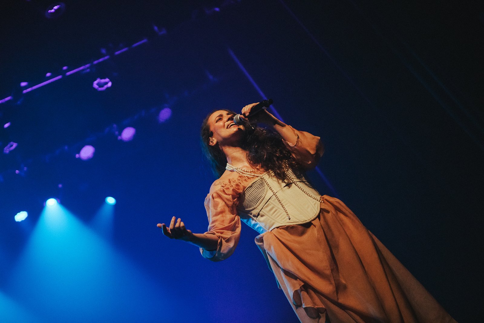 Com show inédito de Tiê e comédia de Moisés Loureiro, Teatro Claro MAIS Fortaleza anuncia programação de julho