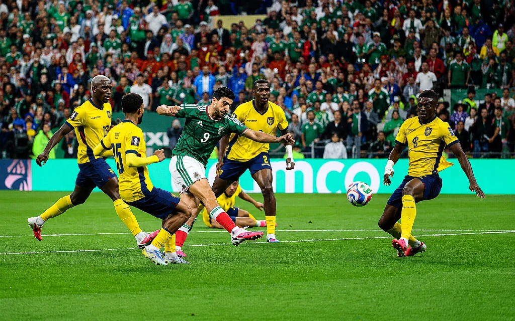 México vence o Equador em duelo equilibrado e garante vaga para enfrentar a Argentina nas oitavas da Copa do Mundo