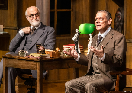A Última Sessão de Freud, de Mark St. Germain, ganha nova temporada no Teatro RioMar Fortaleza em setembro