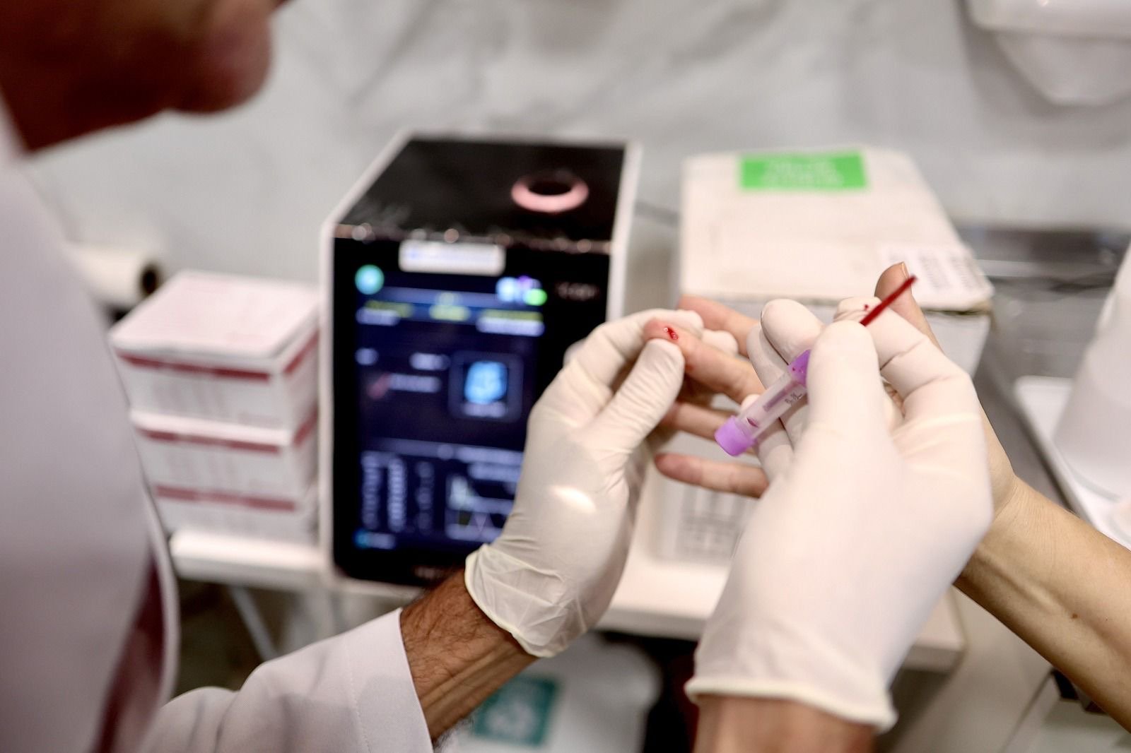 Parceria inédita entre DNEDX e Farmácia Santa Branca passa a oferecer exame de hemograma completo com resultado em até 1 minuto