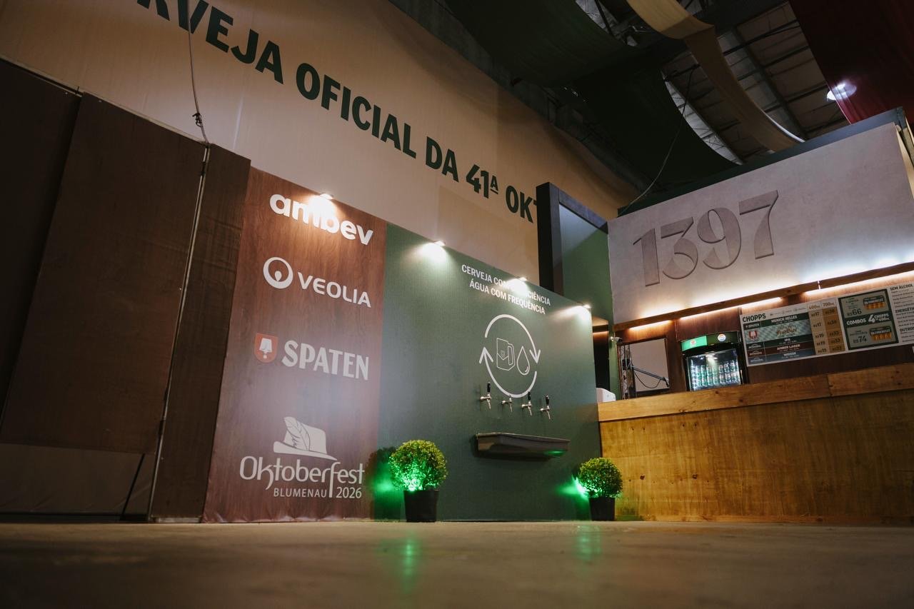 Na maior festa cervejeira das Américas, Ambev distribui mais de 25 mil litros de água grátis