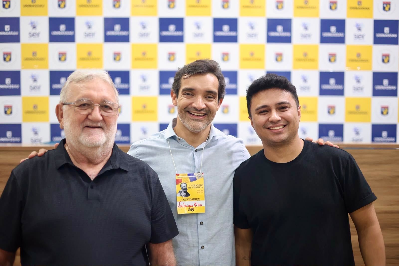 Valmique Filho recebe homenagem durante V Workshop de Farmácia na Uninassau