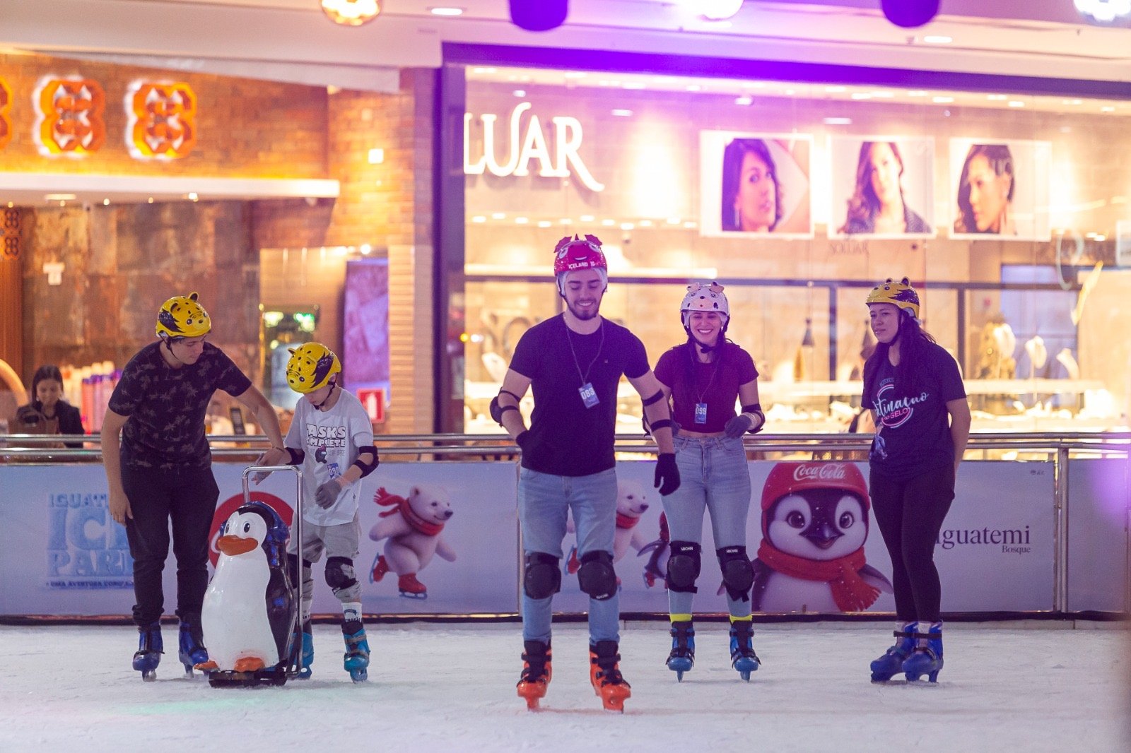 Maior pista itinerante de patinação no gelo do Brasil retorna ao Iguatemi Bosque como atração especial para o mês das crianças