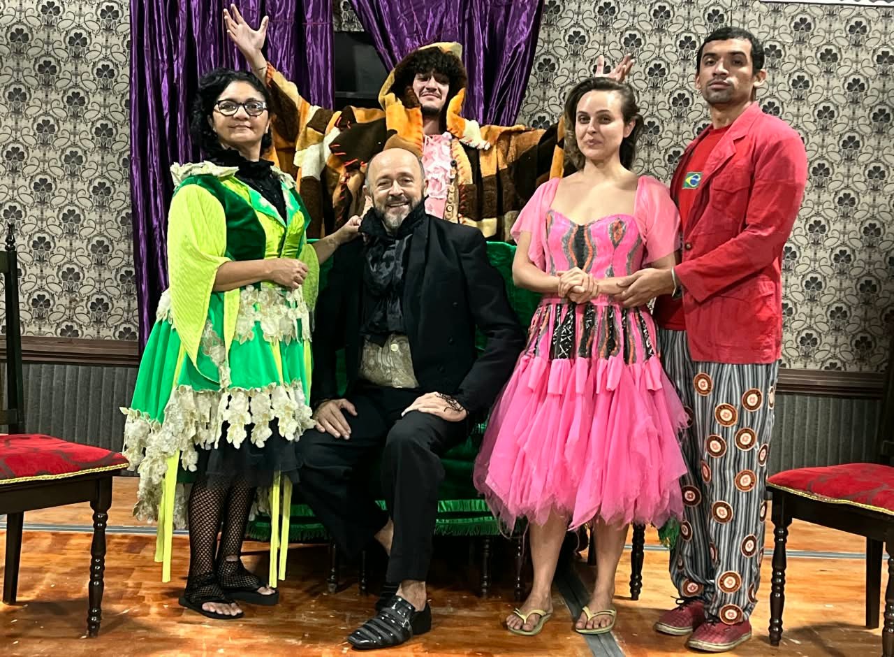 TEATRO DA PRAIA: Entre vampiros e absurdos do cotidiano, espetáculo “Malasombro” transforma o terror em comédia política